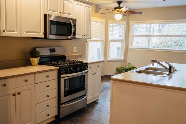 Kitchen with kitchen nook - 2406 P St