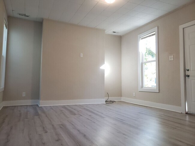 Building Photo - Spacious 2-Bedroom, 1-Bathroom Home AVAILABLE NOW!!
