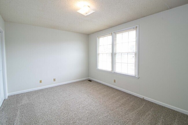 Building Photo - 814-E Golfview Place