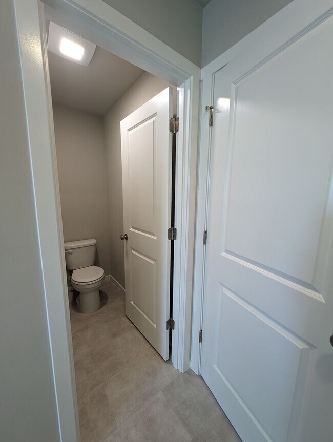 Building Photo - Newer 4 Bedroom in Stetson Heights. MOVE I...