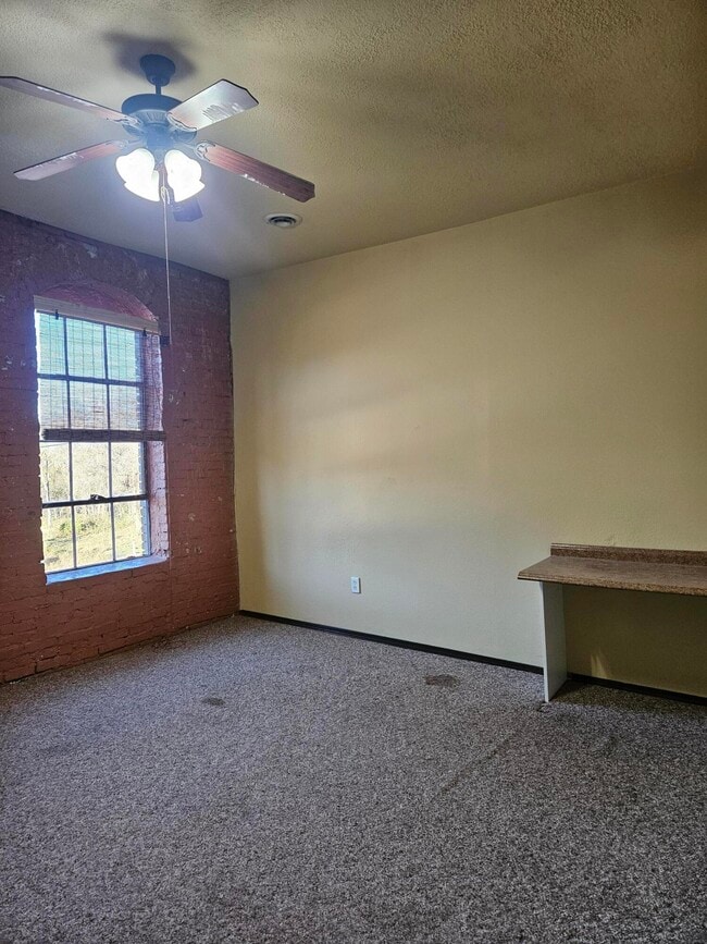 Building Photo - 1303 W College St