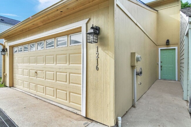 Building Photo - Experience the ultimate in lakefront lifes...