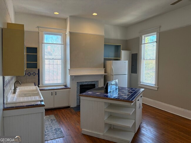 Building Photo - 836 E Henry St