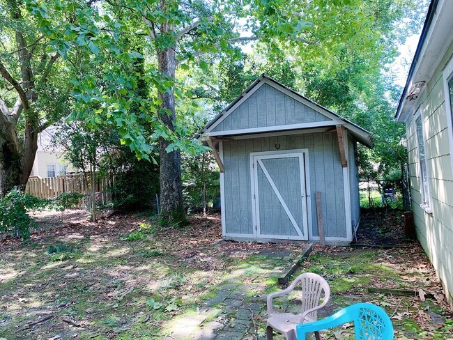 Building Photo - 3 Bedrooms 2 Full Bathrooms with fenced in...