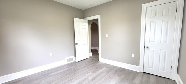 Building Photo - 104 Middleneck Ln