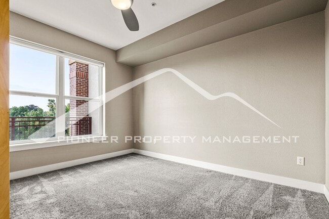 Building Photo - Gorgeous Condo with Mountain Views and Washer/Dryer