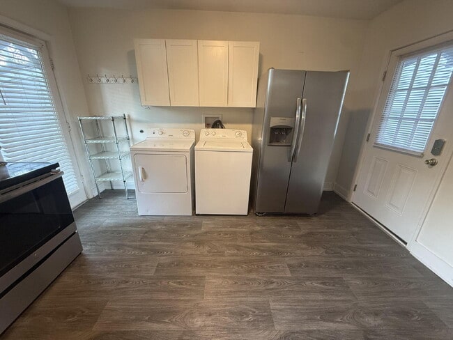 Building Photo - 2 bedroom, 1 bathroom House deep in the heart of the Highlands.