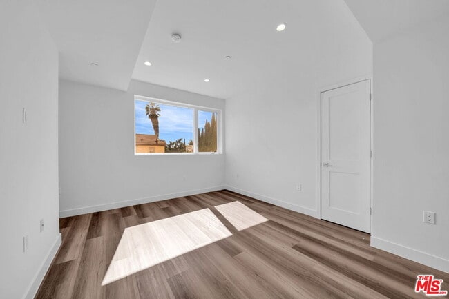 Building Photo - 667 Wilton Pl