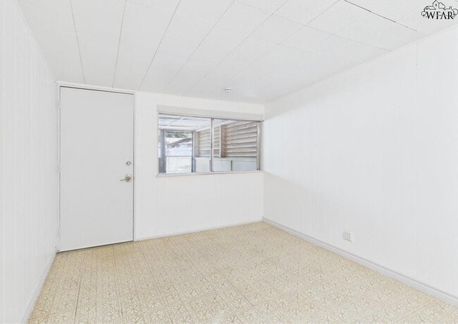 Building Photo - 5120 Parklane Dr