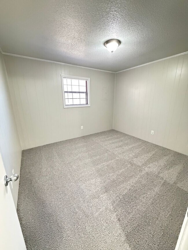 Building Photo - Oxford-2 Bedrooms