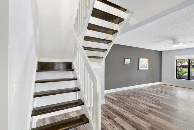 Building Photo - 624 Deer Creek Blvd