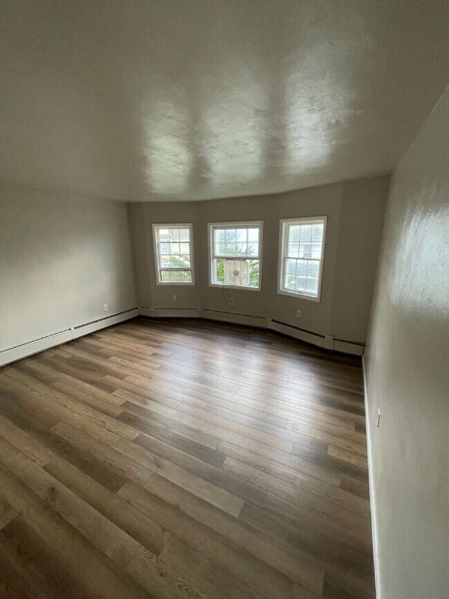 Building Photo - "4-Bed Home with spacious rooms in Wilkes Barre!"
