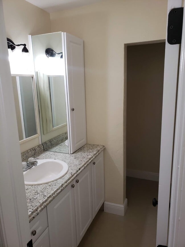 Building Photo - 105 S Riverside Dr