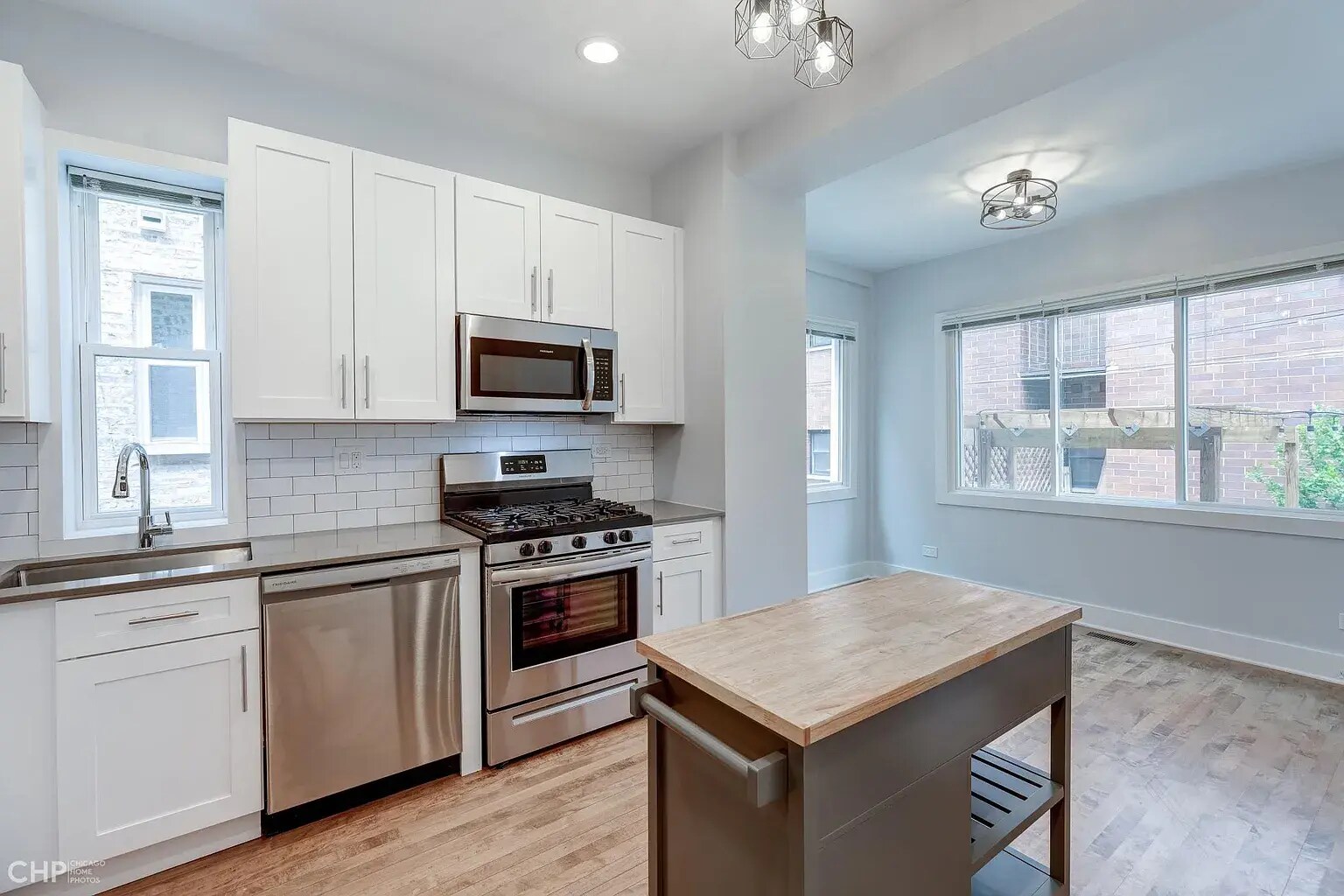 Building Photo - 1604 W Waveland Ave