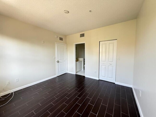 Building Photo - 5820 W Sample Rd