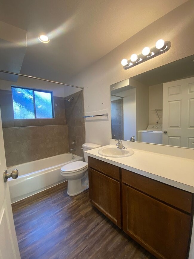 Building Photo - Nicely updated 3+ bedroom, 2 bath duplex-l...