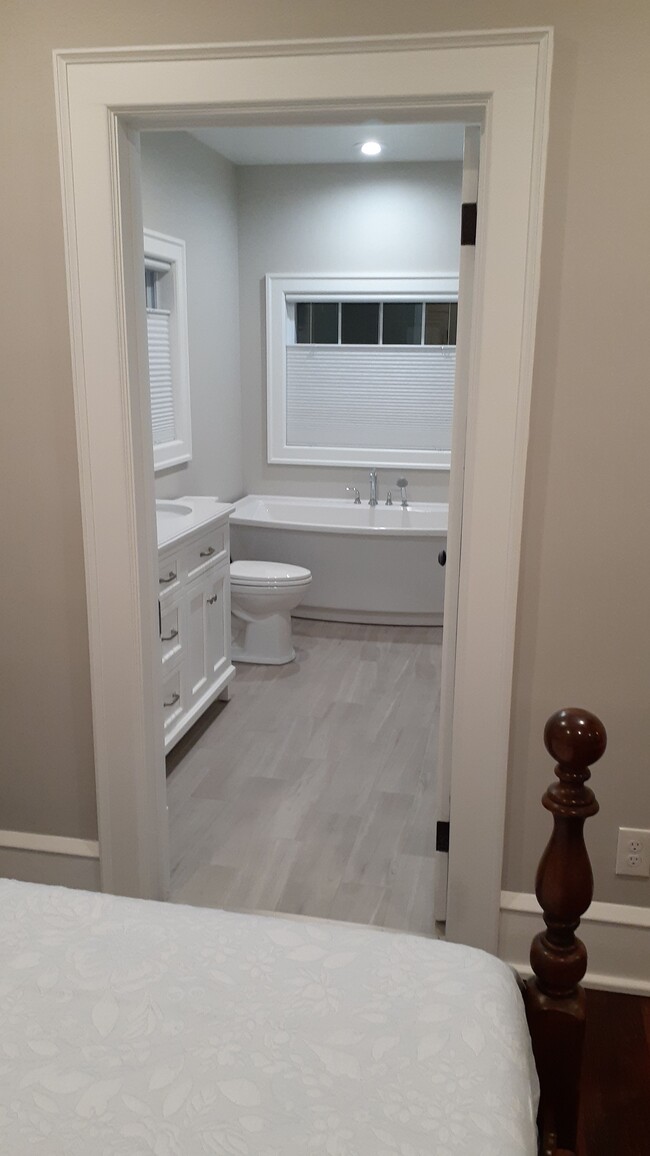 Master Bathroom - 2902 Lake Powell Rd