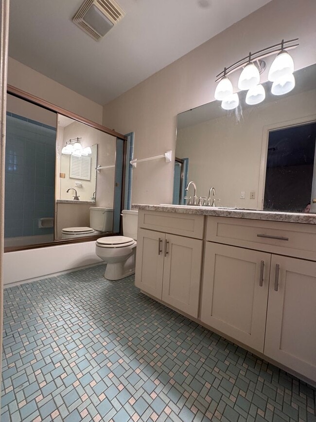 Building Photo - 572 Farmington Rd