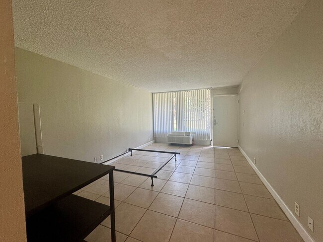 Building Photo - Best Deal in the Area! Newly renovated studio apartments - all utilities included!