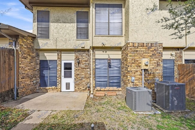 Building Photo - 2024 Heather Brook Dr