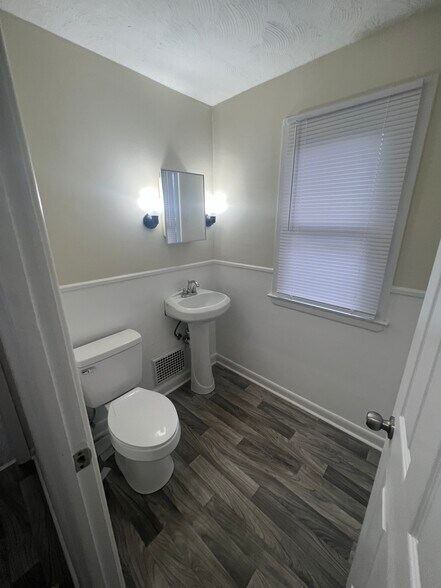 Building Photo - 104 Seward Ave