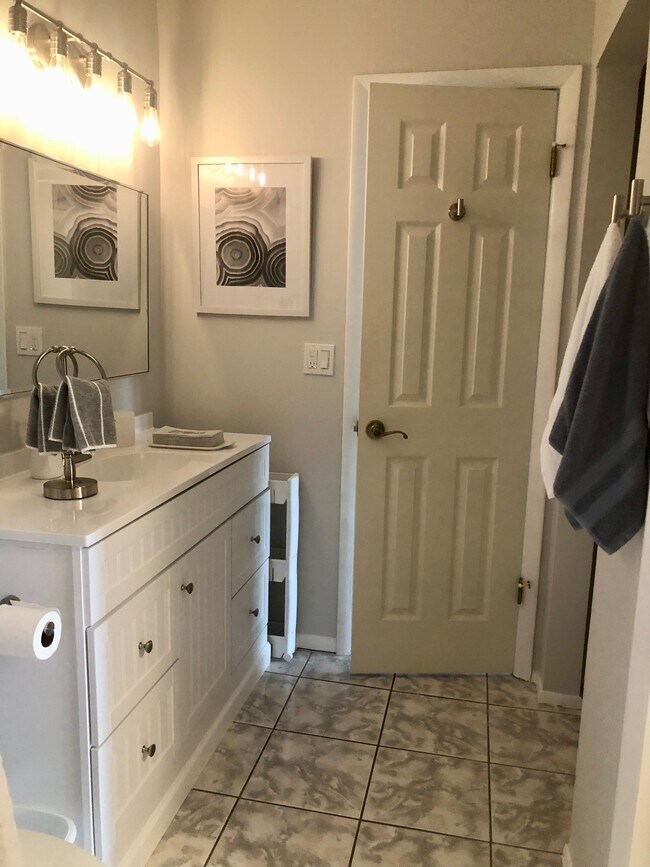 Building Photo - 1825 Cobia Dr