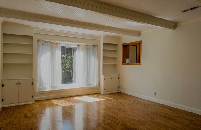 Building Photo - Charming spacious home, convenient locatio...