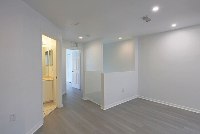 Building Photo - Forest Lake Townhomes 3629-102