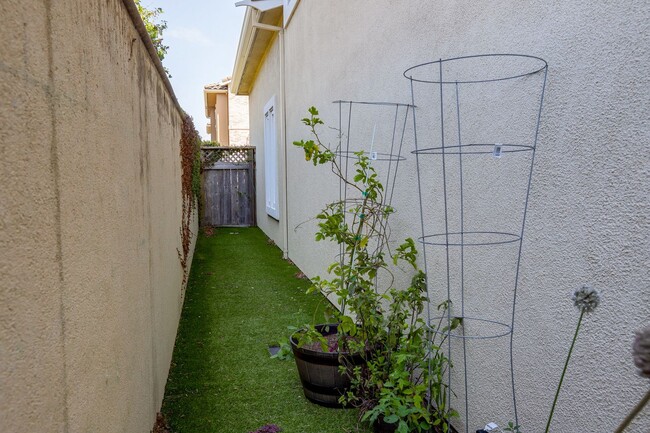 Building Photo - 4 Bed / 3 Bath San Bruno home in highly de...