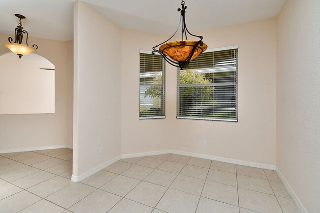 Building Photo - 2 Bedroom with Den and Garage. Over !800 Sq. Ft under air