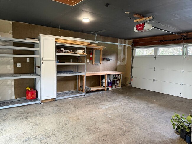 Building Photo - Lovely Single Level Rambler with Custom Finishes and Pet Friendly!