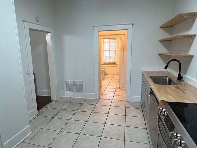 Building Photo - Newly Remodeled 2BR/1BA in Old Town Brunsw...