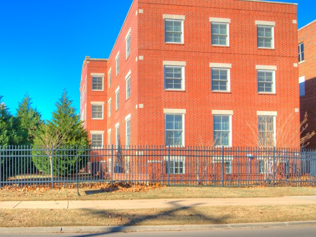 Building Photo - 1209 N Harvey Ave