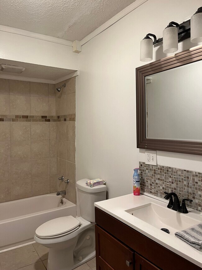 Full Bathroom - 505 Wallace Ave
