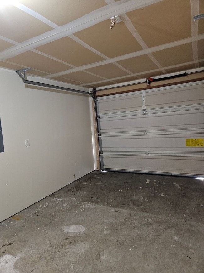 Building Photo - Clean Duplex