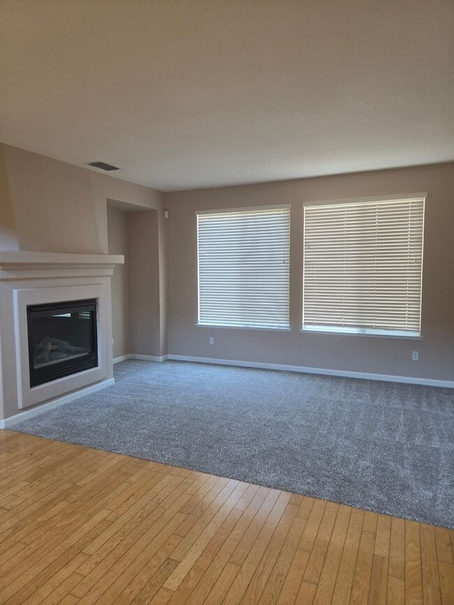 Building Photo - Stunning 4 Bed, 4 Bath Two-Story Home