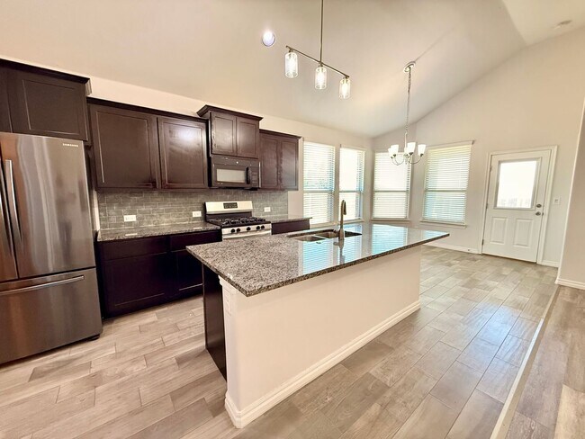 Building Photo - Beautiful 4 Bed 2 Bath in Mustang Schools