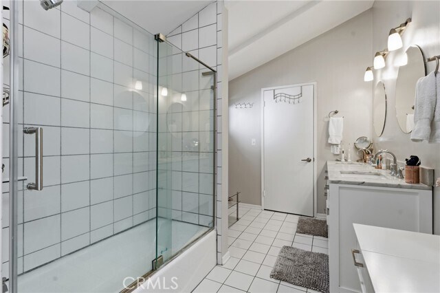 Building Photo - 5244 Vanalden Ave