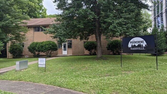 Building Photo - Walking distance to the Gulch & Music row!