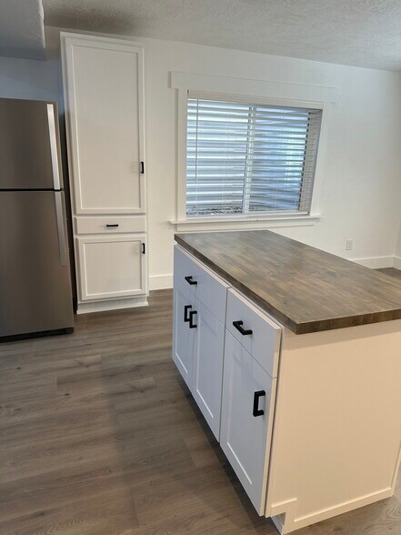 Building Photo - 4348 N Maple Dr