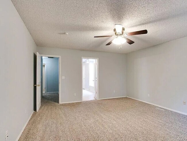 Building Photo - NORMAN, OKLAHOMA - MINUTES TO UNIVERSITY OF OKLAHOMA