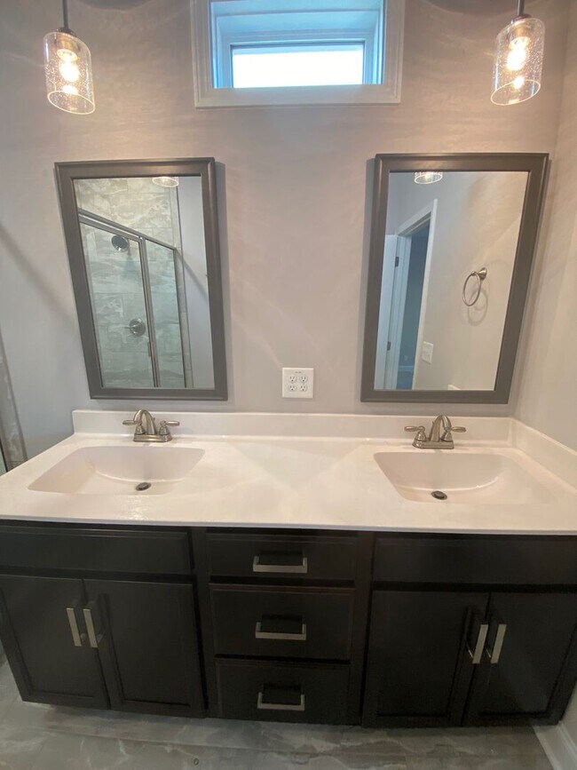 Building Photo - Move in with credit approval