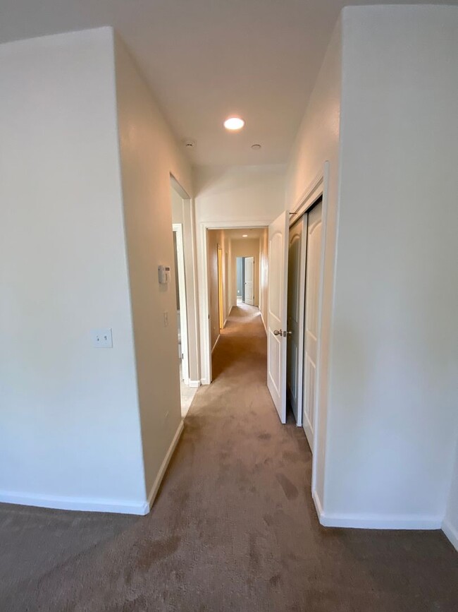 Building Photo - NW Visalia Home Available now, October SPE...