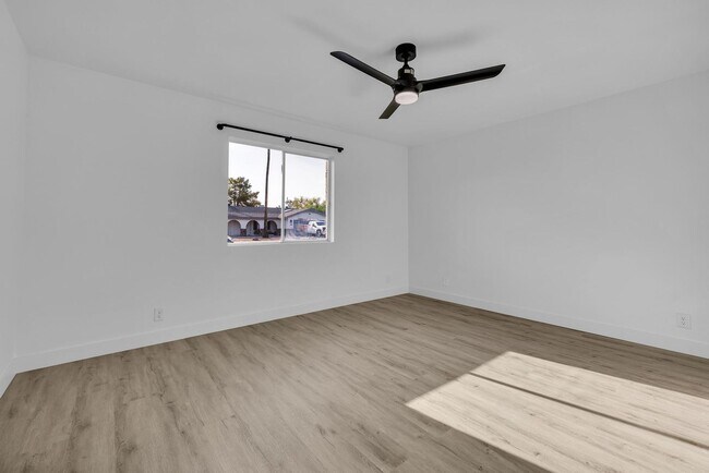 Building Photo - ASU 5 BEDROOM/ 2 BATH WITH POOL!!