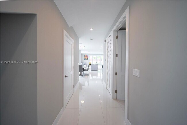 Building Photo - 3653 SW 26th St