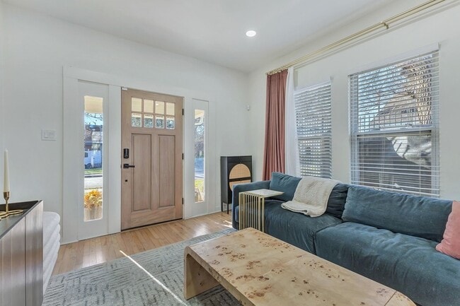 Building Photo - 302 S Saint Mary Ave