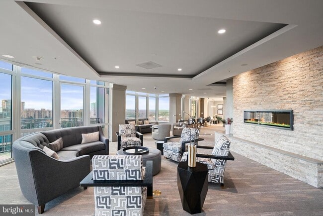 Building Photo - 8220 Crestwood Heights Dr