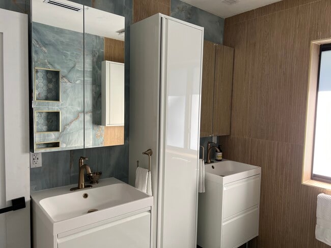 Building Photo - 425 NE 103rd St