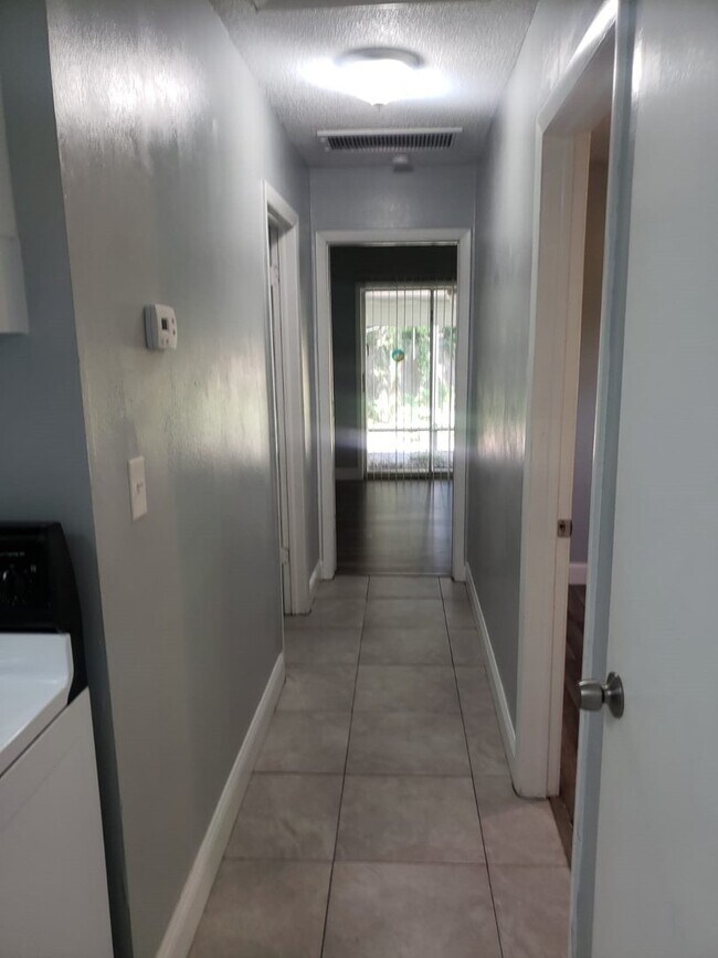 Building Photo - 9406 N Mulberry St