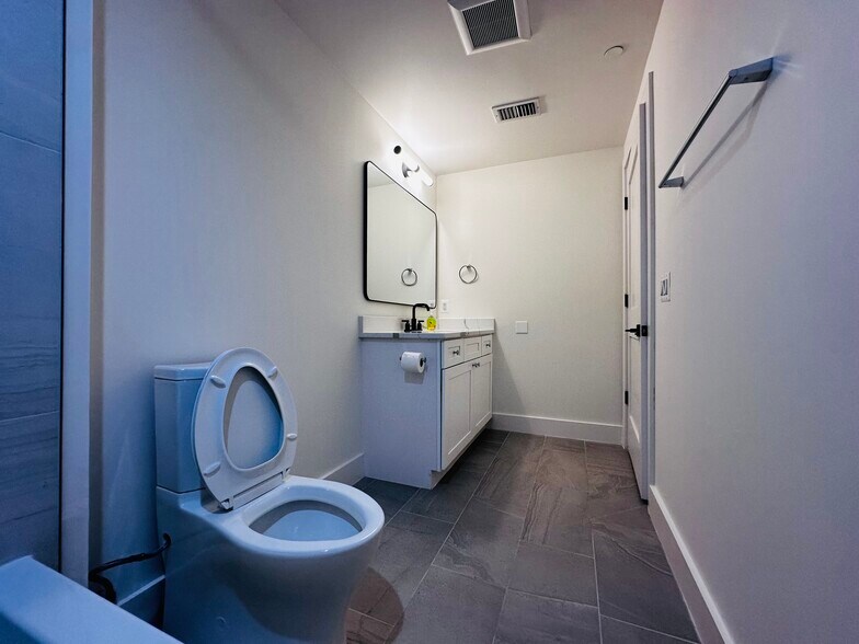 Building Photo - 1658 K St NE